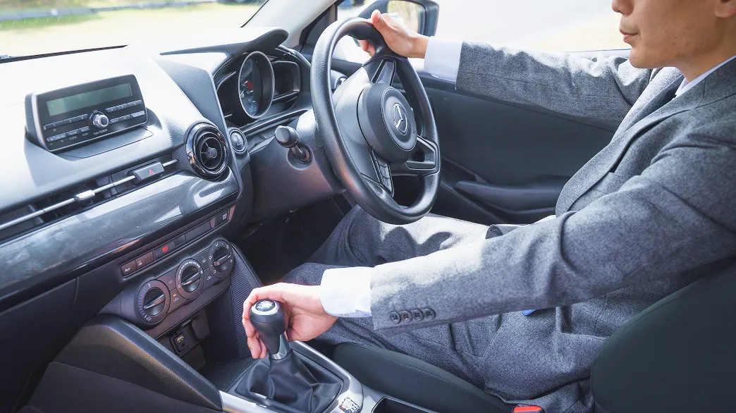 男性が車を運転をしている様子