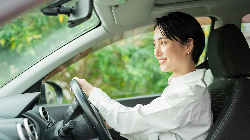 女性が車を運転をしている様子